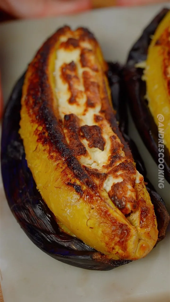 Picture for Plátano con Bocadillo y Queso [Plantain with Guava and Cheese]